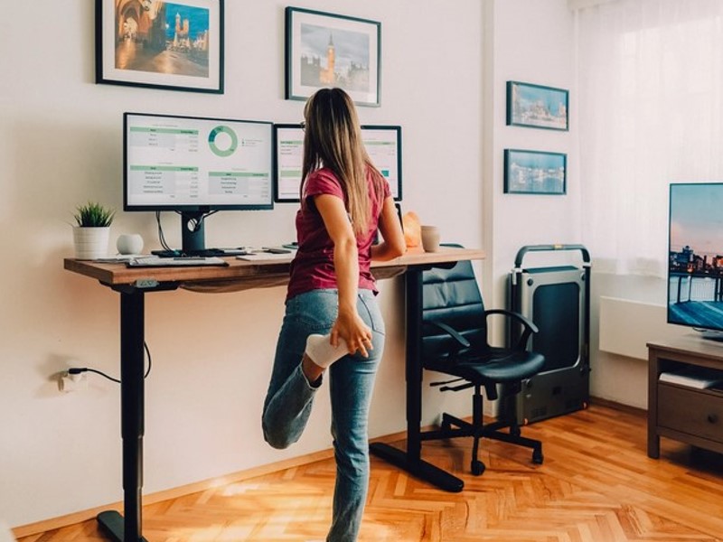 height-adjustable desk for to lessen the muscle tension